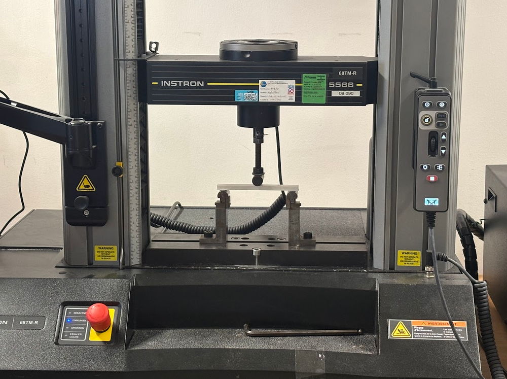 Machine Instron utilisée pour l'essai de flexion trois points